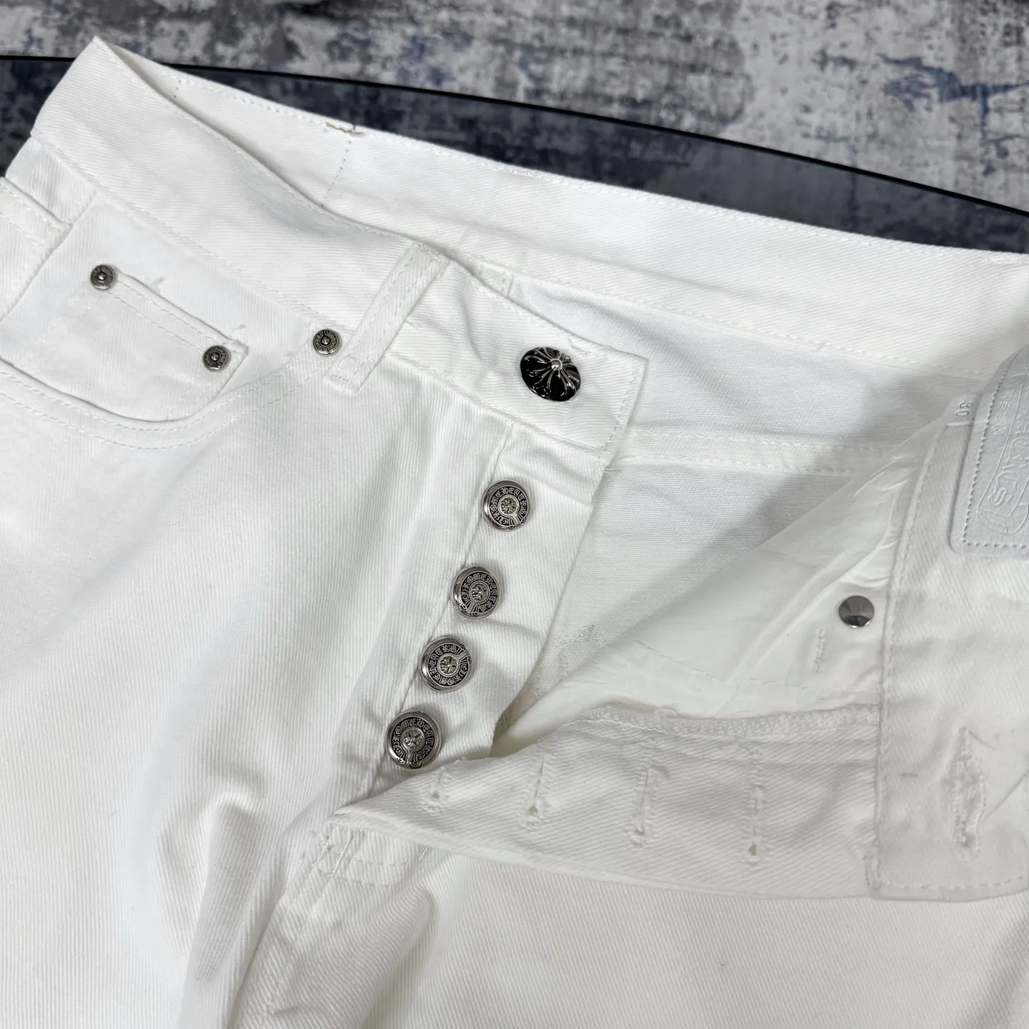 P280 Chrome Hearts/Chrome Hearts 25FW CH top denim large cross leather jeans (white) Chrome Hearts white cow king jeans Chrome Hearts' most popular color pants are made of beaded canvas fabric. Heavy washing makes the upper body of the fabric more textured and the pants are tall and straight! The three-dimensional cutting of the whole trousers is a masterpiece! The hardware is customized by zp. The beaded canvas fabric is thick and soft after being washed. It has good breathability. Customized small leather label. Unique design. The details are in place, simple and elegant, and the workmanship is exquisite. The whole trousers are neatly routed and the details are in place. Look for the correct version. Size: 28 30 32 34 (corresponding to s-xl) Detailed size can be found in Figure 9